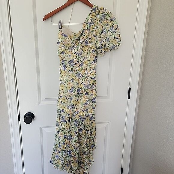 ASTR THE LABEL Santorini One Shoulder Dress Size M Midi Yellow Floral Chiffon - Picture 1 of 8